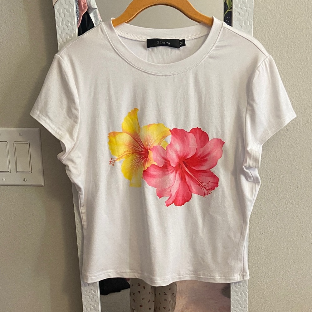 Women's White Floral Top medium🌺🌼